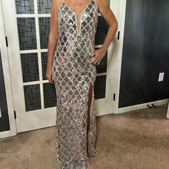 Kalinnu Sequin Bodycon Dress - Picture 7 of 7